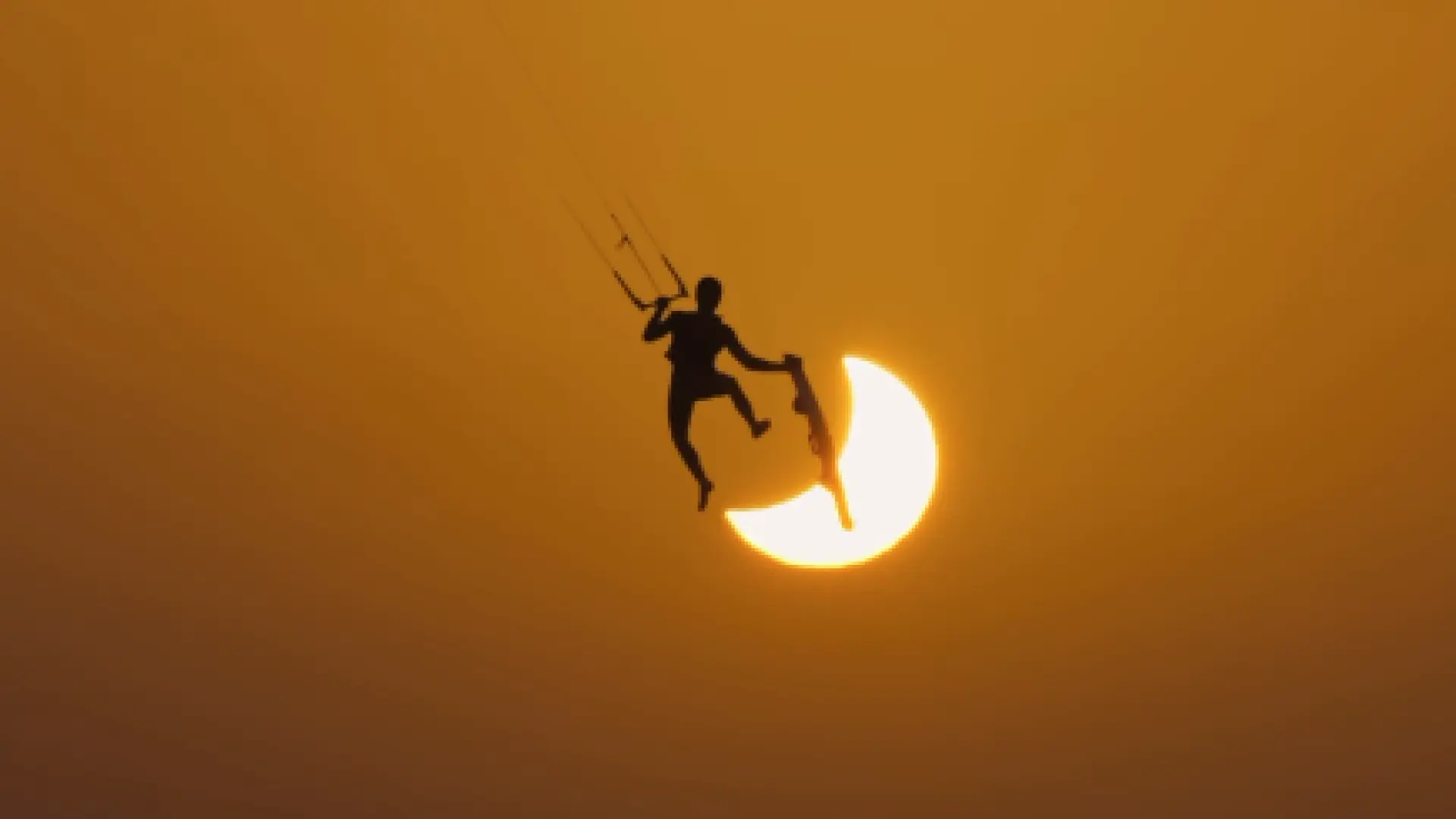 El kitesurfista que 'desafió' al eclipse y logró una imagen para el recuerdo: "Sobran las palabras…" El kitesurfista que 'desafió' al eclipse y logró una imagen para el recuerdo: "Sobran las palabras…"