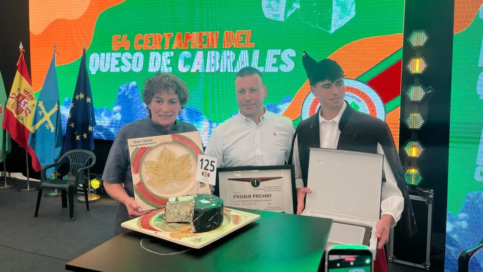 El mejor queso de Cabrales del año alcanza los 37.500 euros y bate un nuevo récord mundial El mejor queso de Cabrales del año alcanza los 37.500 euros y bate un nuevo récord mundial