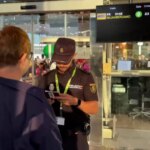 España realiza controles a 199 pasajeros de terceros países en el primer día de restablecimiento de fronteras con Italia España realiza controles a 199 pasajeros de terceros países en el primer día de restablecimiento de fronteras con Italia