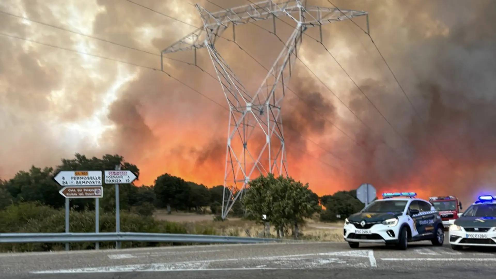 Extinguido el incendio de Fermoselle tras 21 días de lucha contra el fuego, 14 pueblos evacuados y 10.000 hectáreas calcinadas Extinguido el incendio de Fermoselle tras 21 días de lucha contra el fuego, 14 pueblos evacuados y 10.000 hectáreas calcinadas