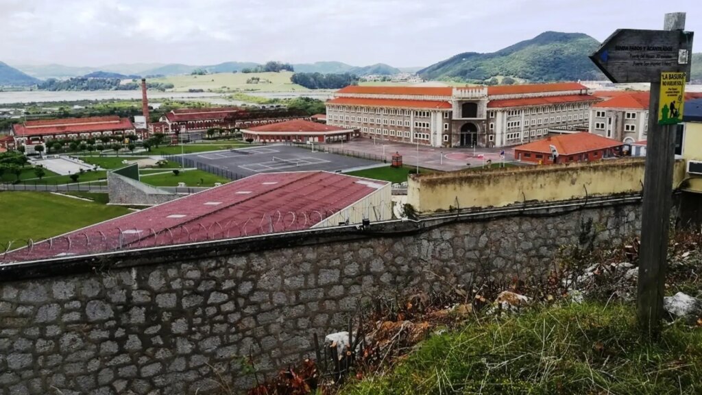 Hallan ahorcado en su celda a un preso condenado por asesinar a su mujer en Avilés a golpes con una llave inglesa