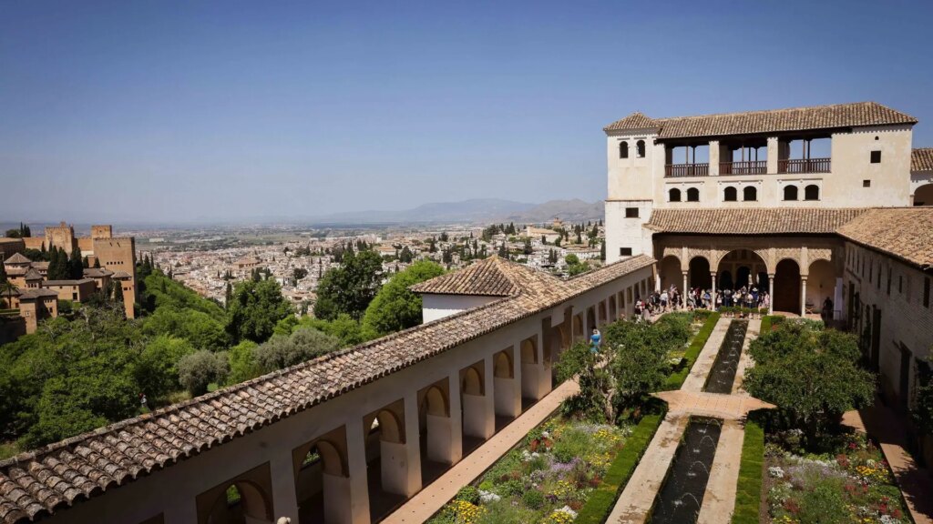 La Alhambra reabre este miércoles tras los terremotos a excepción de la Alcazaba, que tendrá que esperar «hasta nuevo aviso» La Alhambra reabre este miércoles tras los terremotos a excepción de la Alcazaba, que tendrá que esperar «hasta nuevo aviso»
