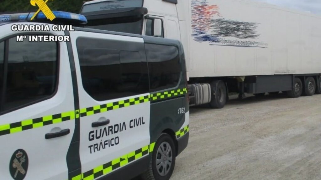 La Guardia Civil intercepta a un camionero que conducía sin puntos del carnet desde hace cinco años La Guardia Civil intercepta a un camionero que conducía sin puntos del carnet desde hace cinco años
