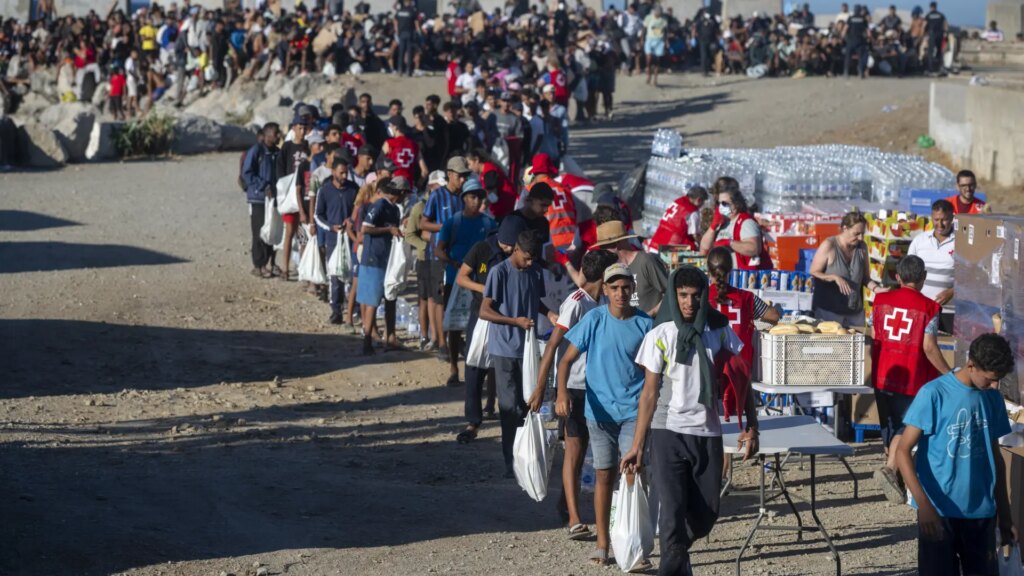 La Policía usa gas lacrimógeno durante el reparto de alimentos a los migrantes en la playa ceutí del Trampolín La Policía usa gas lacrimógeno durante el reparto de alimentos a los migrantes en la playa ceutí del Trampolín