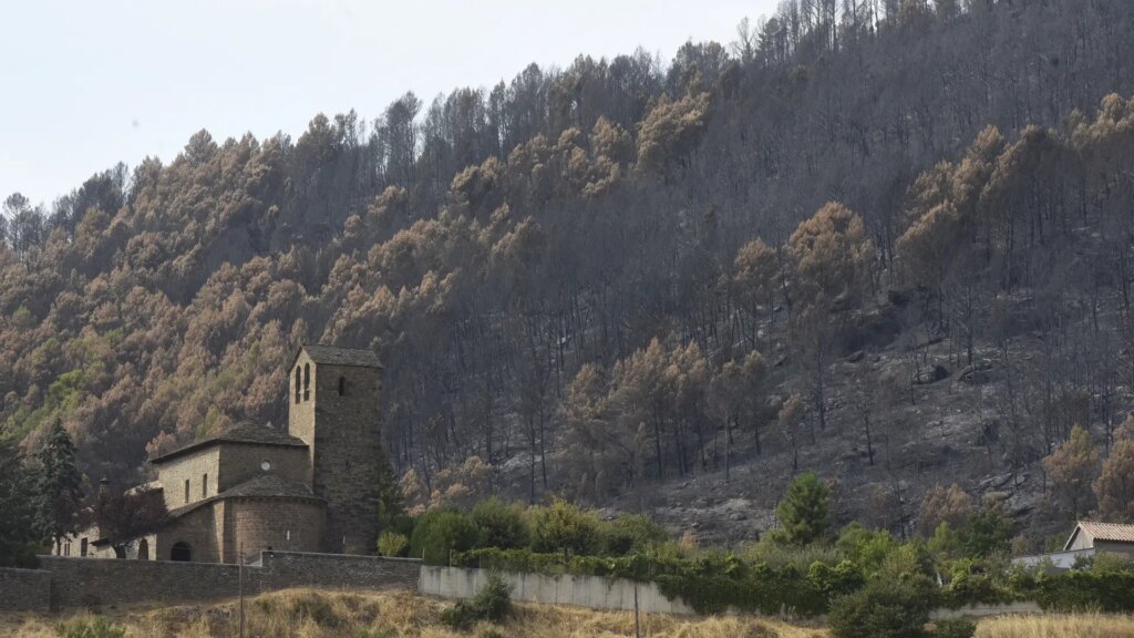 La lluvias alivian el incendio de Riglos que mantiene a más de un millar de desalojados y deja ya 17.500 hectáreas calcinadas La lluvias alivian el incendio de Riglos que mantiene a más de un millar de desalojados y deja ya 17.500 hectáreas calcinadas