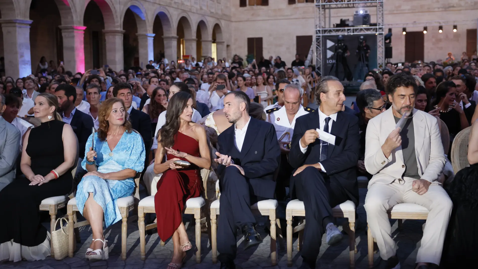 La reina Letizia clausura junto a Javier Bardem el Atlàntida Film Fest en la gala del estreno de ‘El ser querido’ La reina Letizia clausura junto a Javier Bardem el Atlàntida Film Fest en la gala del estreno de ‘El ser querido’
