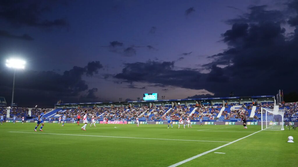 Los aficionados del Rayo claman contra su directiva en su debut liguero desde el ‘exilio’ de Leganés: «Presa, vete ya»