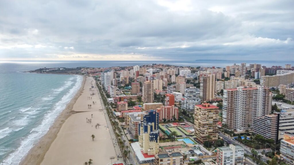 Muere un joven tras ser agredido por otro en la Playa de San Juan