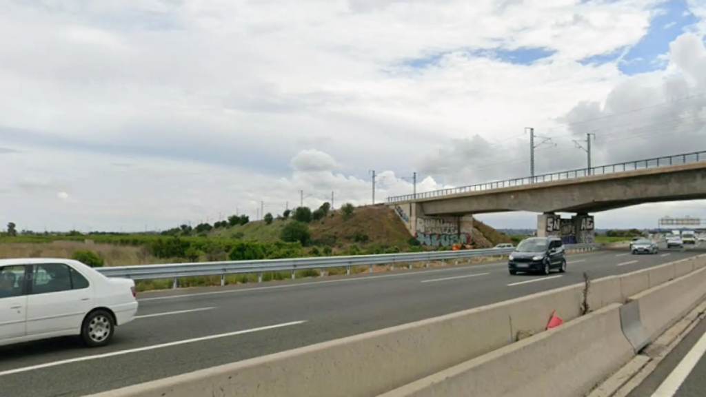 Muere una niña de 13 años en un accidente entre una autocaravana y un camión en Benicàssim