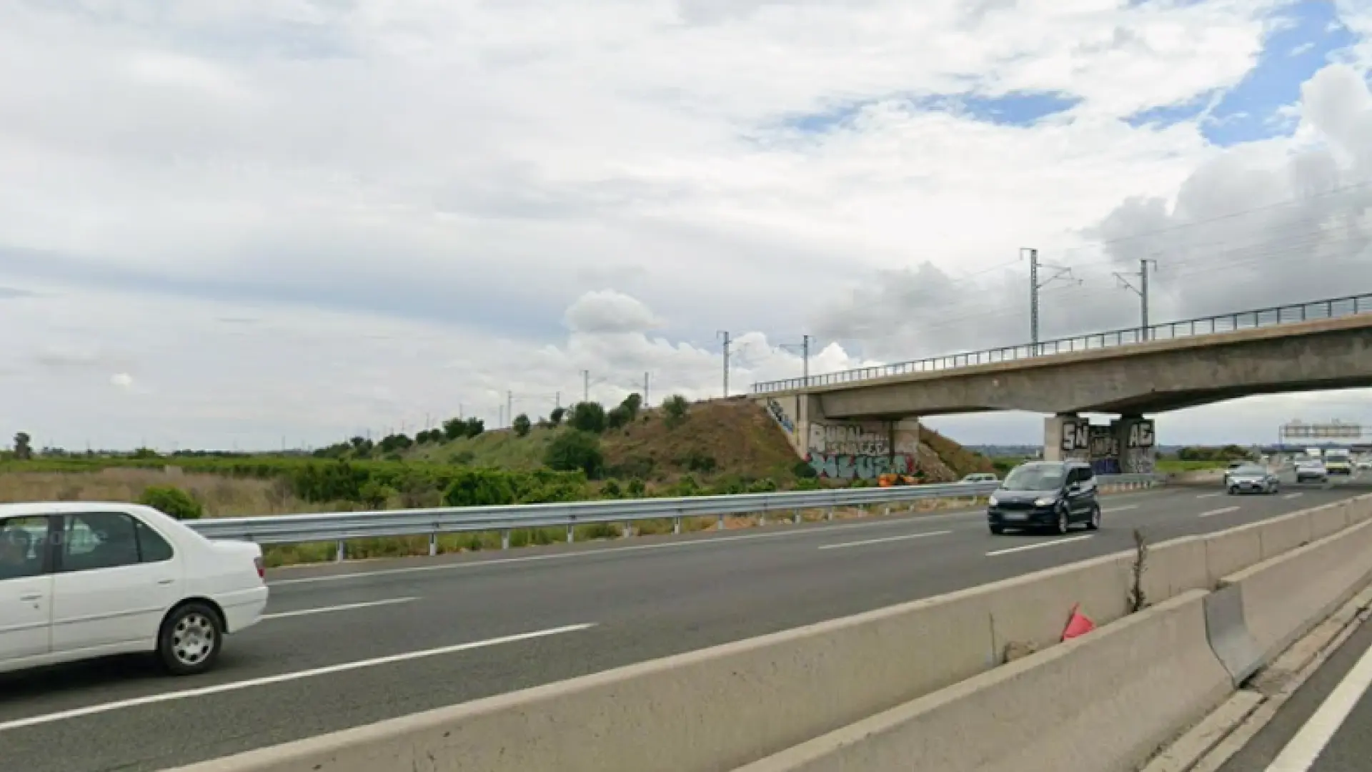 Muere una niña de 13 años en un accidente entre una autocaravana y un camión en Benicàssim Muere una niña de 13 años en un accidente entre una autocaravana y un camión en Benicàssim