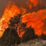 Nuevos desalojos por el incendio de Segorbe, fuera de control, mientras logran estabilizar el fuego de Las Hurdes