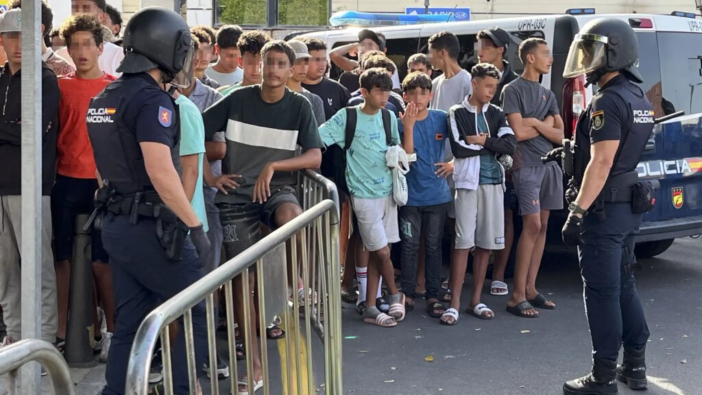 Policías piden pide amparo a Vivas ante el «bloqueo» de la Delegación del Gobierno en Ceuta Policías piden pide amparo a Vivas ante el «bloqueo» de la Delegación del Gobierno en Ceuta