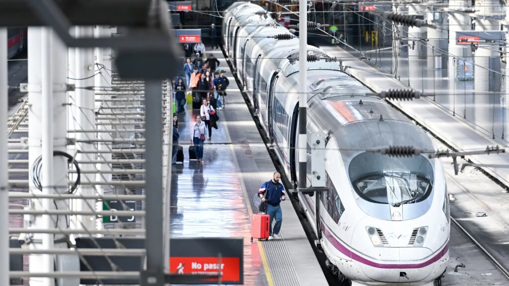 Renfe ajusta desde el 14 de septiembre los horarios de cuatro servicios AVE entre Barcelona, Málaga y Granada