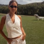 Todas las chicas que veranean en el norte querrán copiar a María Pombo el ‘total white look’ ideal para septiembre