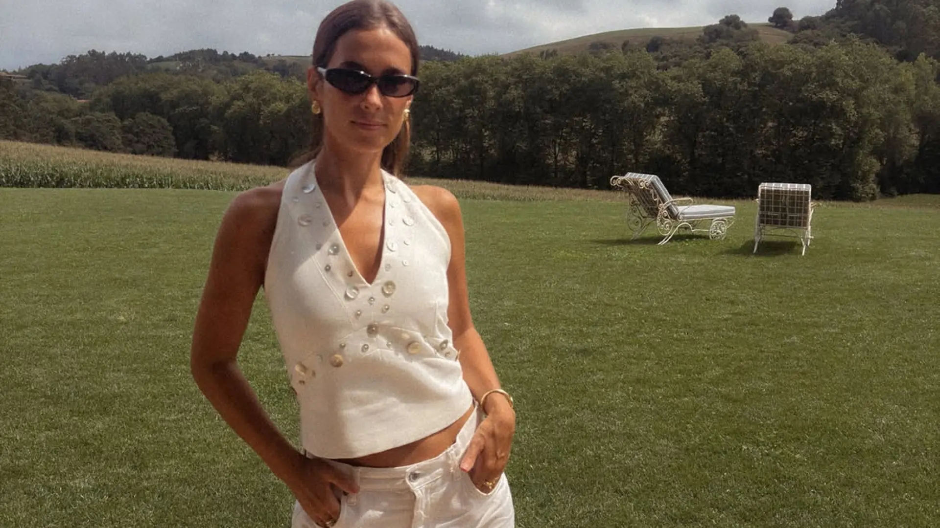 Todas las chicas que veranean en el norte querrán copiar a María Pombo el ‘total white look’ ideal para septiembre Todas las chicas que veranean en el norte querrán copiar a María Pombo el ‘total white look’ ideal para septiembre