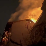 Un aparatoso incendio derrumba el tejado de un edificio en Chamberí