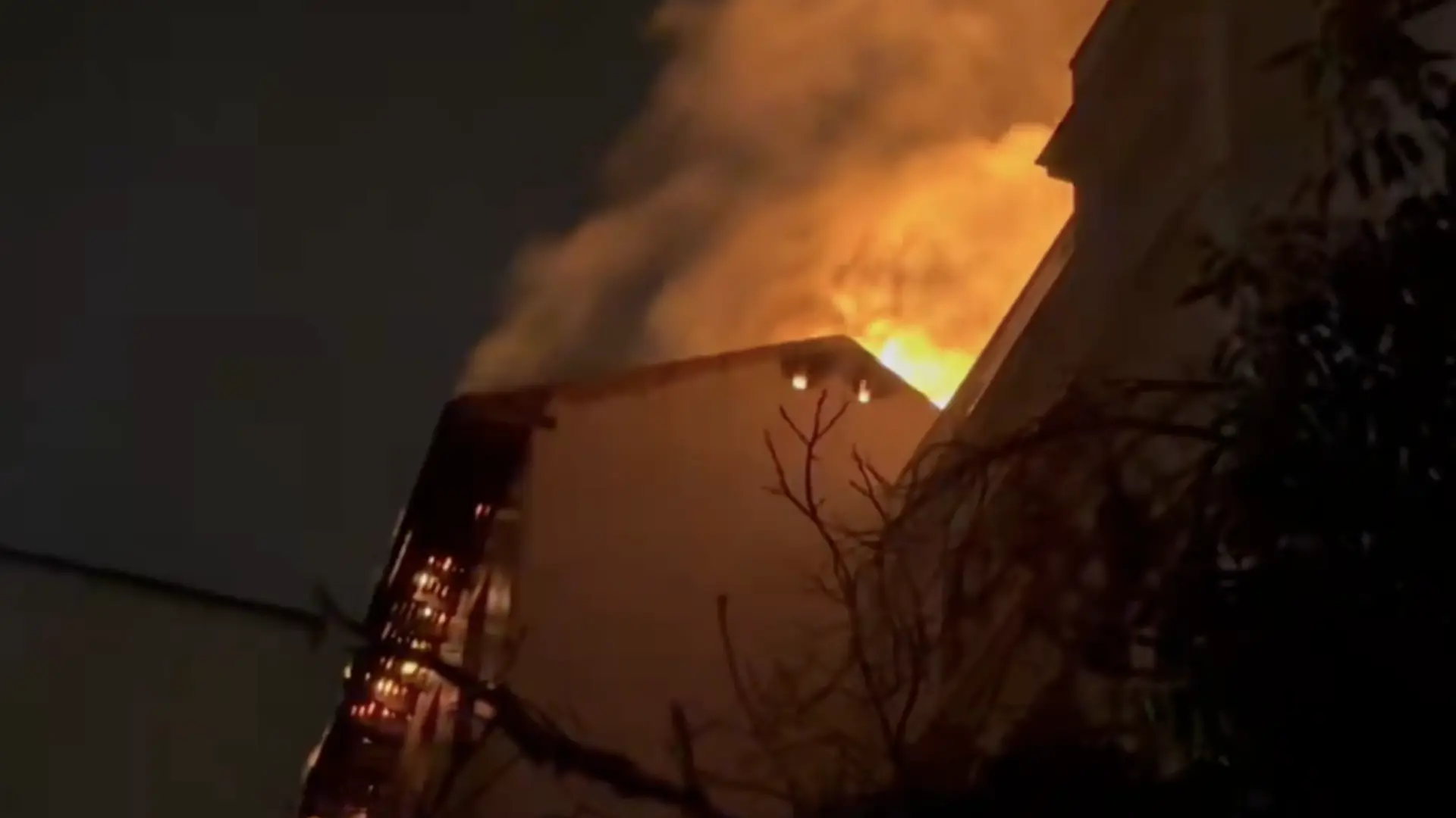 Un aparatoso incendio derrumba el tejado de un edificio en Chamberí