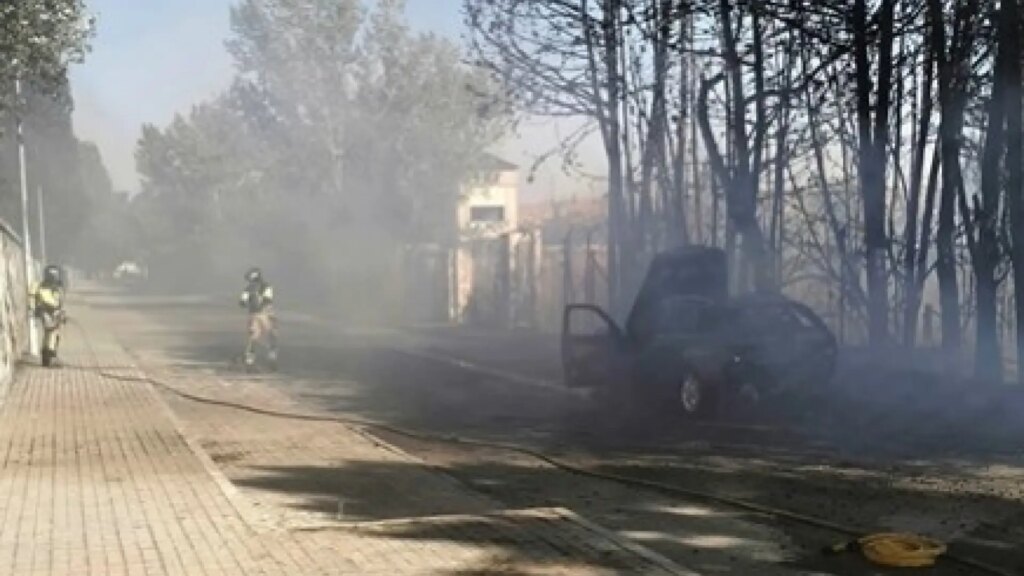 Un coche provoca un incendio en pleno casco urbano de Ávila sin causar víctimas