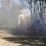 Un coche provoca un incendio en pleno casco urbano de Ávila sin causar víctimas