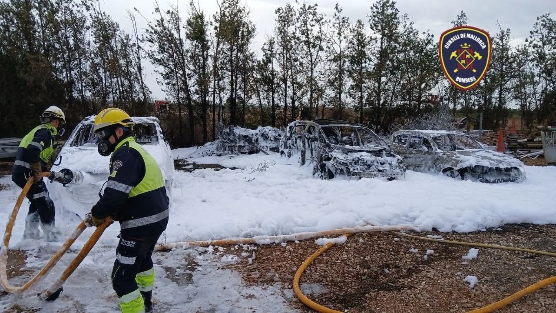Un incendio entre Inca y Muro quema tres coches y diversa maquinaria agrícola