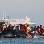 Un muerto y tres heridos en una patera con 110 migrantes que navegaba hacia Inglaterra