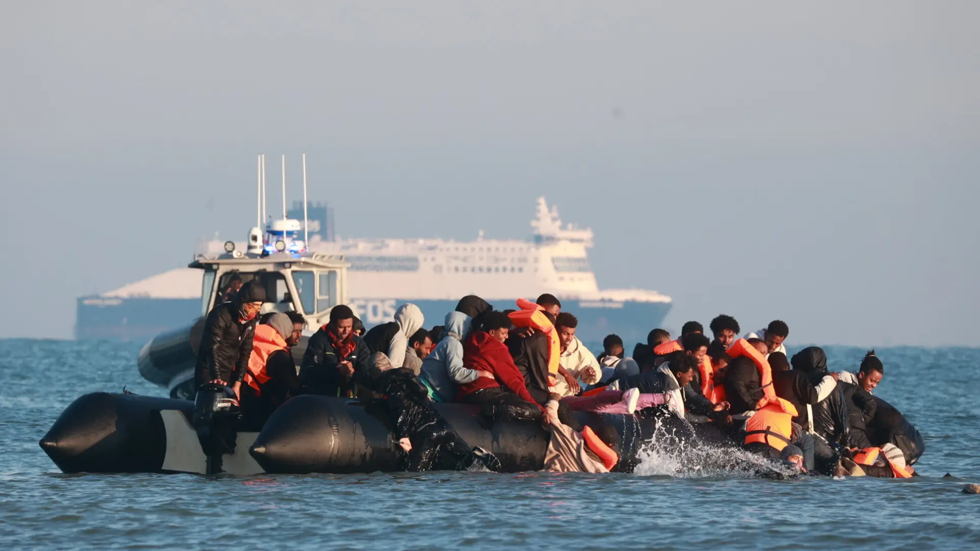 Un muerto y tres heridos en una patera con 110 migrantes que navegaba hacia Inglaterra Un muerto y tres heridos en una patera con 110 migrantes que navegaba hacia Inglaterra
