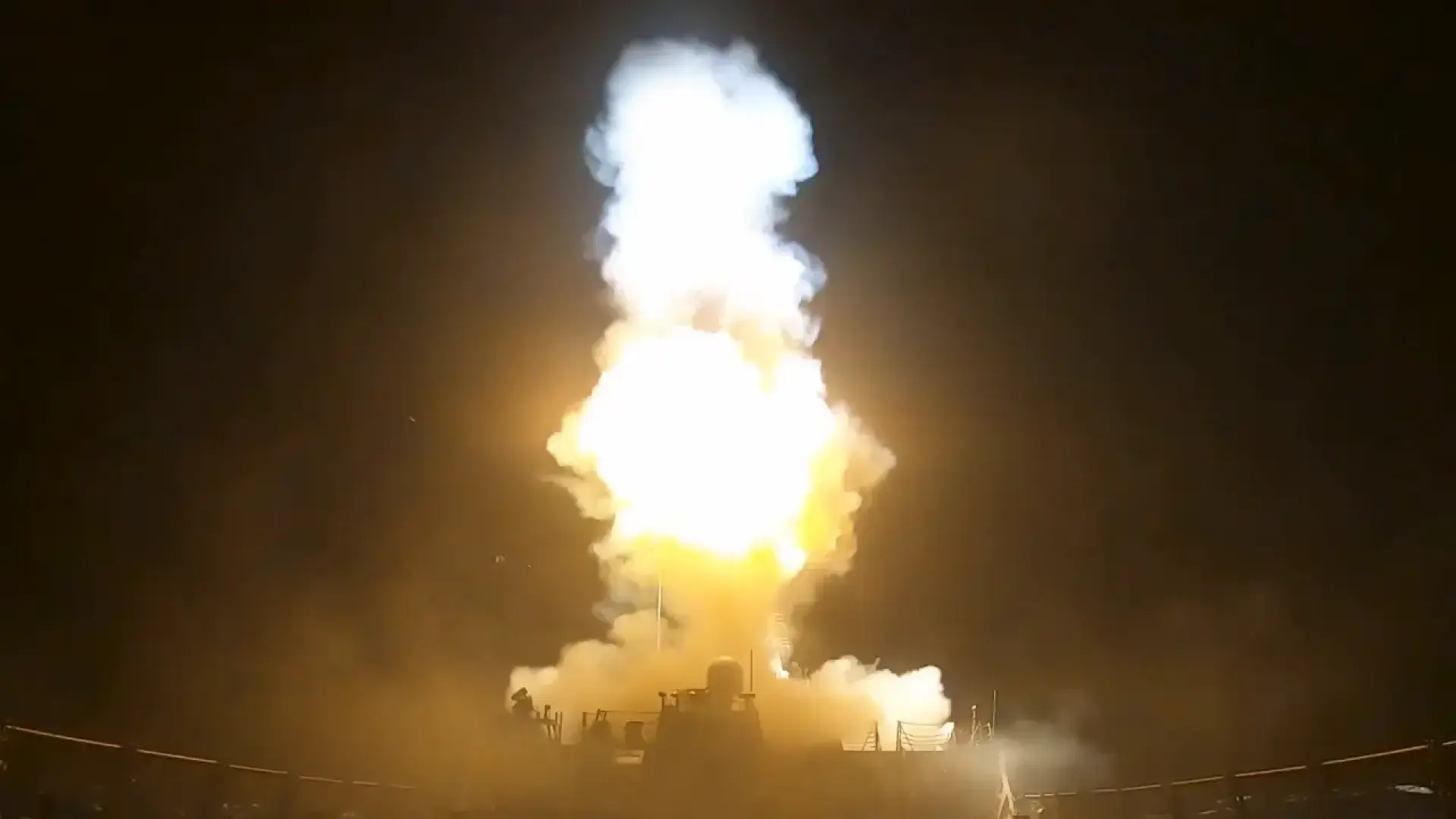 Un proyectil impacta contra un buque en el estrecho de Ormuz