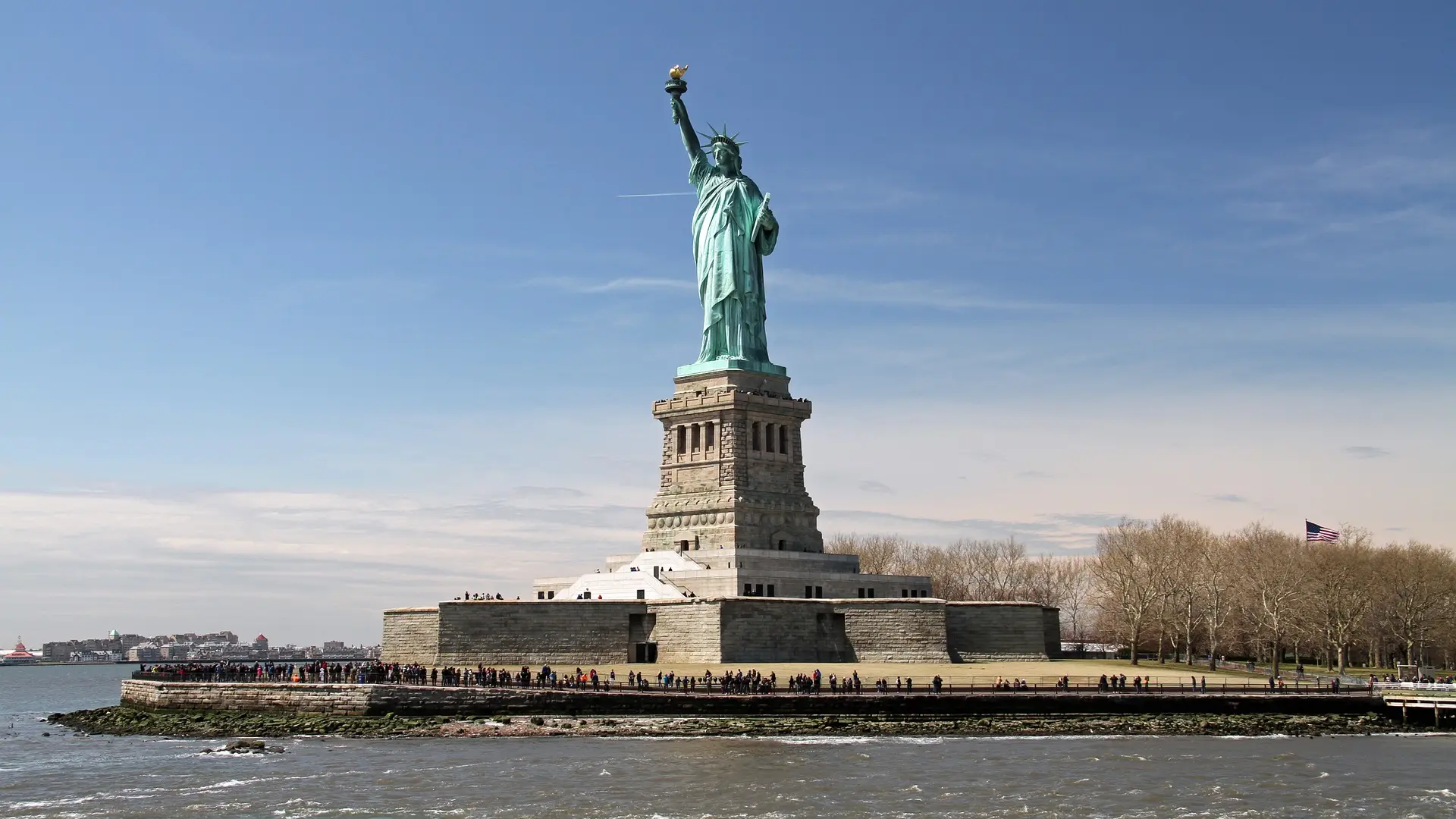 Una mujer y un bebé mueren al volcar una embarcación cerca de la Estatua de la Libertad Una mujer y un bebé mueren al volcar una embarcación cerca de la Estatua de la Libertad