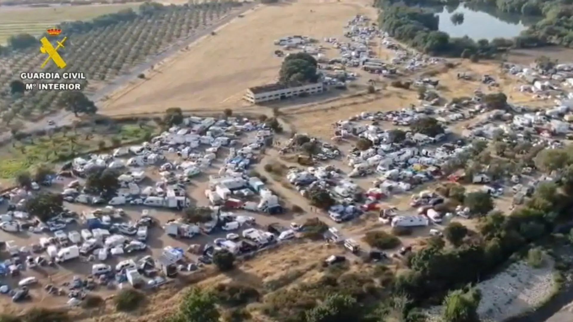 Unas 3.000 personas y mil coches se concentran en una ‘rave’ ilegal en La Granja Unas 3.000 personas y mil coches se concentran en una ‘rave’ ilegal en La Granja