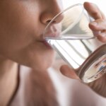 Esto es lo que le ocurre al intestino cuando bebes 600 ml de agua en ayunas