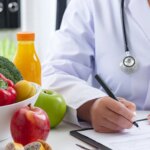 Una nutricionista recomienda adelantar la cena y elegir tomate o calabacín para dormir mejor en verano Una nutricionista recomienda adelantar la cena y elegir tomate o calabacín para dormir mejor en verano