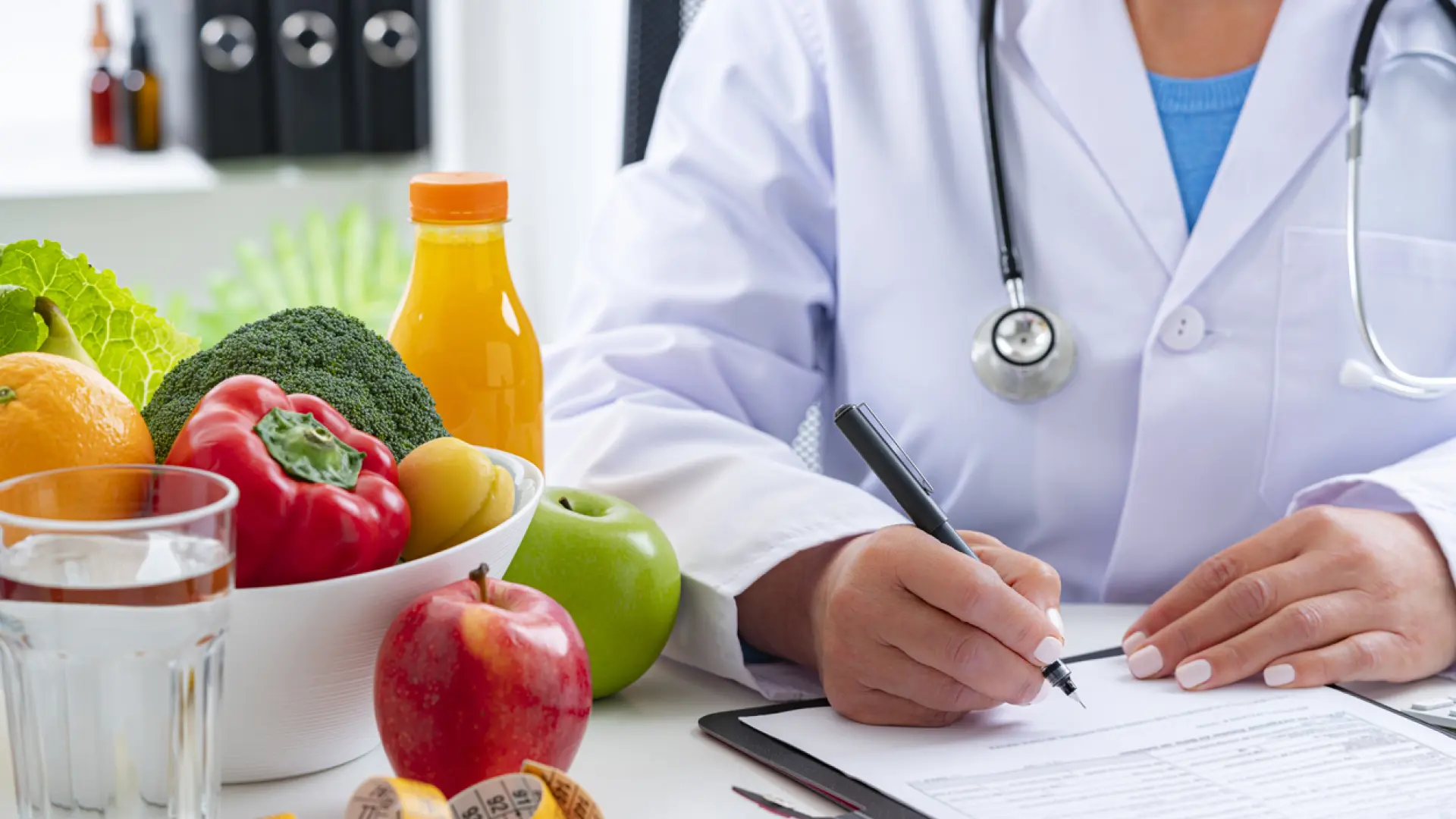 Una nutricionista recomienda adelantar la cena y elegir tomate o calabacín para dormir mejor en verano Una nutricionista recomienda adelantar la cena y elegir tomate o calabacín para dormir mejor en verano