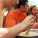¿Cambias tus horarios de comidas los fines de semana? Qué es el ‘jetlag alimentario’ y por qué es peligroso para tu salud