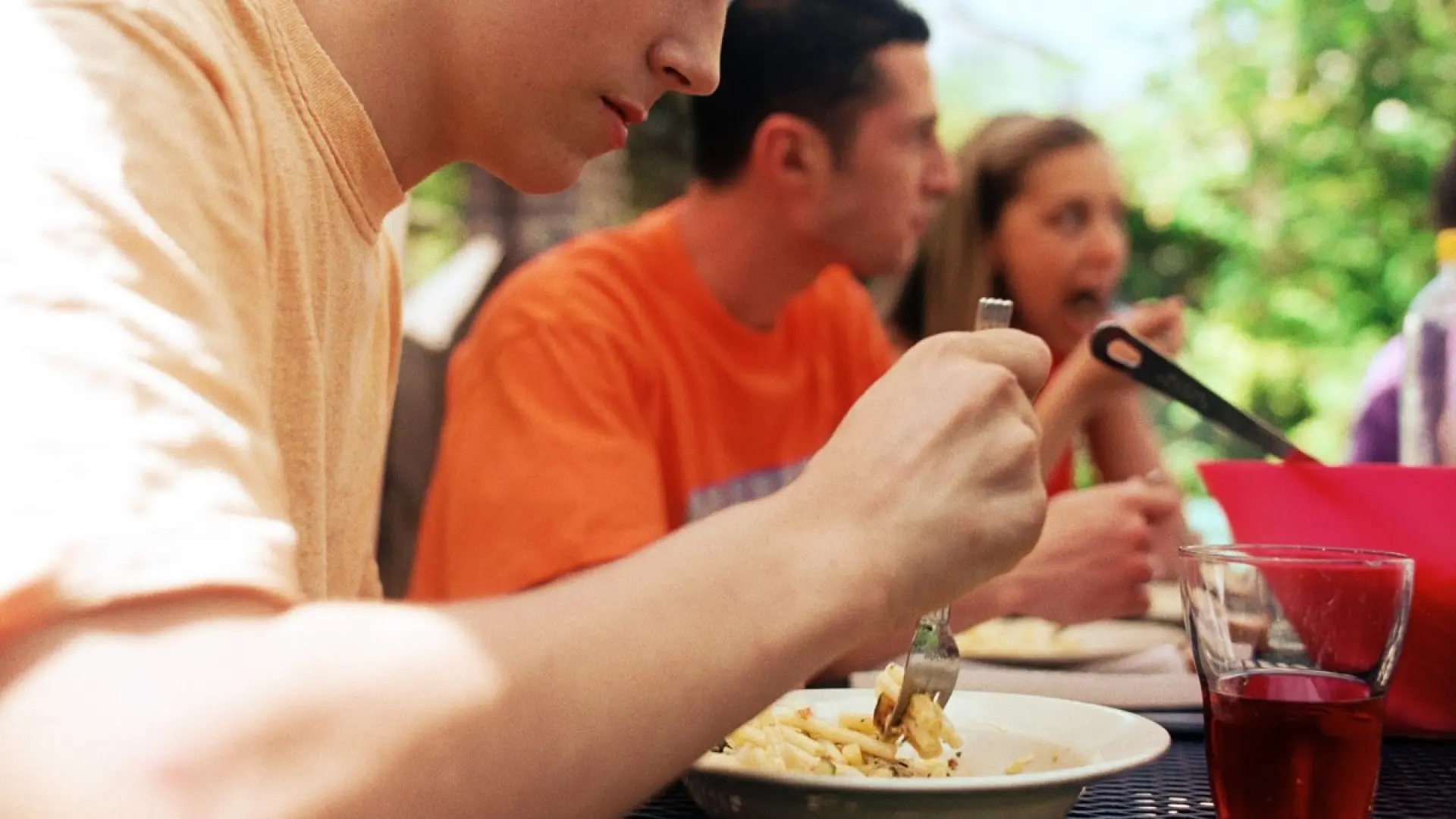¿Cambias tus horarios de comidas los fines de semana? Qué es el ‘jetlag alimentario’ y por qué es peligroso para tu salud ¿Cambias tus horarios de comidas los fines de semana? Qué es el ‘jetlag alimentario’ y por qué es peligroso para tu salud