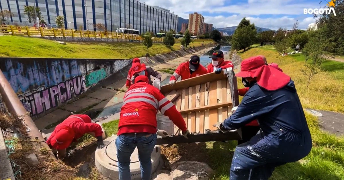 Así era el ‘apartamento’ de 200 metros que un habitante calle amobló debajo del puente de la calle 170 con 15 Así era el ‘apartamento’ de 200 metros que un habitante calle amobló debajo del puente de la calle 170 con 15