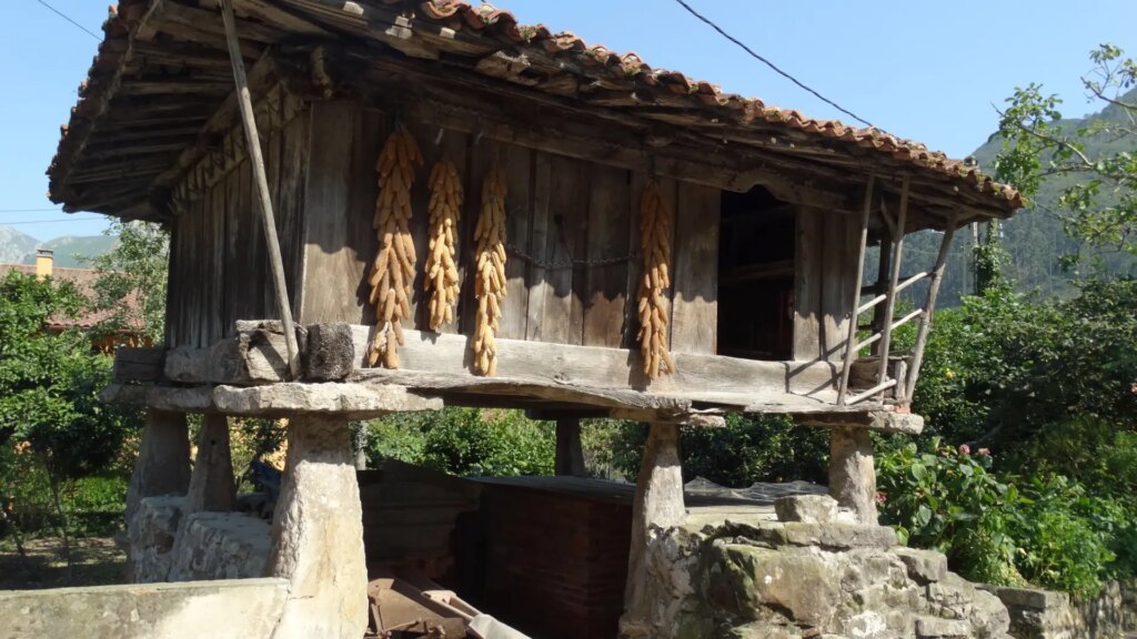 Asturias permitirá usos turísticos y hosteleros en los hórreos para frenar su abandono Asturias permitirá usos turísticos y hosteleros en los hórreos para frenar su abandono