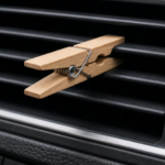 Colocar una pinza de madera en la rejilla del aire acondicionado de tu coche mejora la climatización Colocar una pinza de madera en la rejilla del aire acondicionado de tu coche mejora la climatización