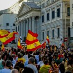 Cuatro detenidos y cuatro policías heridos en una concentración paralela en apoyo a Ceuta frente al Congreso