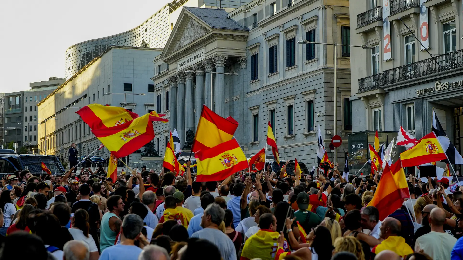 Cuatro detenidos y cuatro policías heridos en una concentración paralela en apoyo a Ceuta frente al Congreso Cuatro detenidos y cuatro policías heridos en una concentración paralela en apoyo a Ceuta frente al Congreso