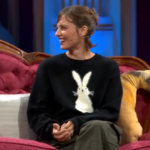 David Broncano sorprende a Michelle Jenner en ‘La Revuelta’ al preguntarle cuánto tiempo ha estado sin ducharse: «Vaya higiene» David Broncano sorprende a Michelle Jenner en ‘La Revuelta’ al preguntarle cuánto tiempo ha estado sin ducharse: «Vaya higiene»