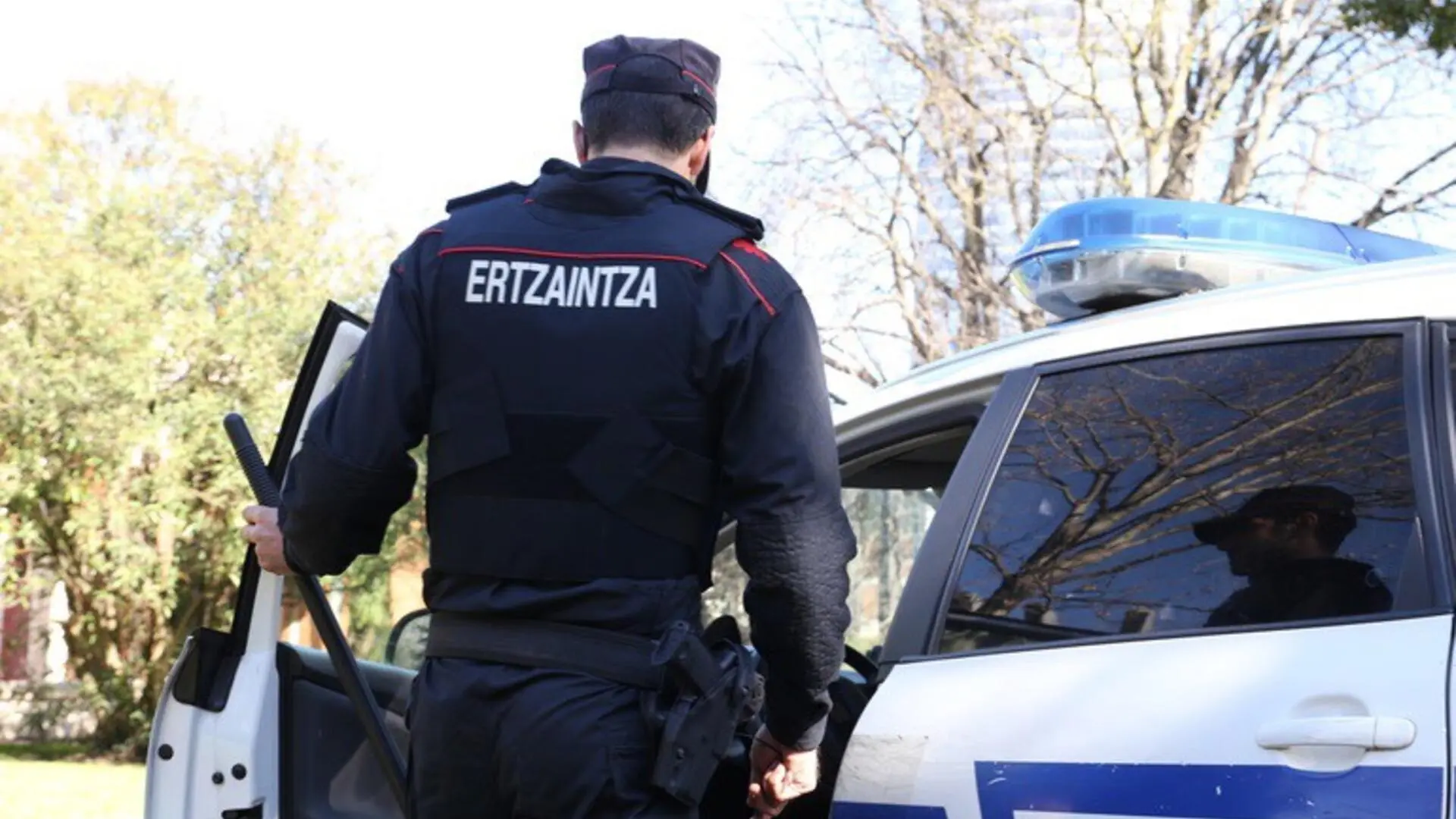 Detenidos en Gernika los padres de una menor de 14 años embarazada y obligada a casarse con un hombre de 27 Detenidos en Gernika los padres de una menor de 14 años embarazada y obligada a casarse con un hombre de 27