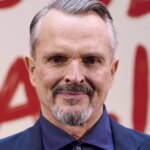 El comentado vídeo de Miguel Bosé en el que aparece bailando acompañado por su perro: «Farmeando aura»