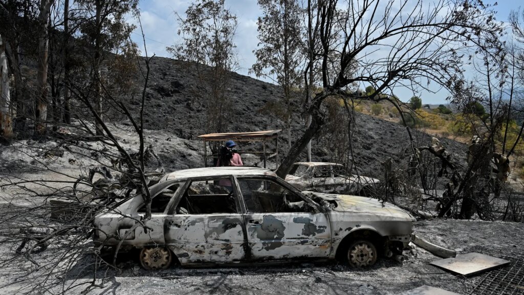 El horror de los hijos de víctimas del incendio de Los Gallardos tras hallar huesos en el coche familiar El horror de los hijos de víctimas del incendio de Los Gallardos tras hallar huesos en el coche familiar