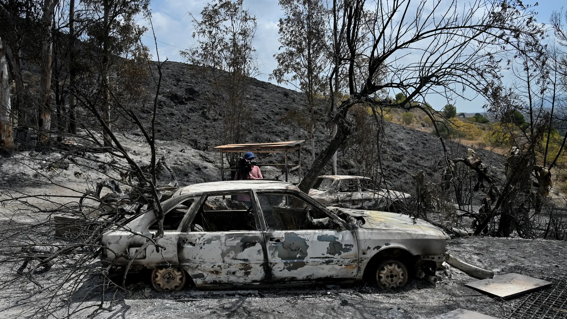 El horror de los hijos de víctimas del incendio de Los Gallardos tras hallar huesos en el coche familiar