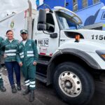 Ella es Diana Barón, una de las tres mujeres que se abrieron camino al volante en el servicio de aseo de Bogotá
