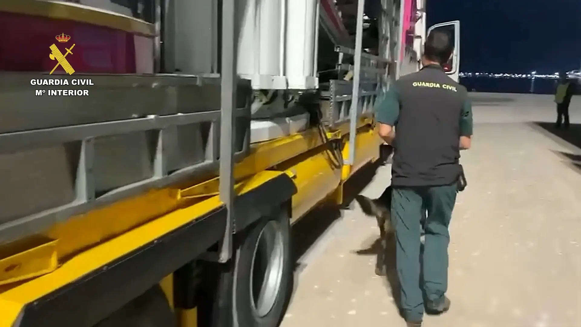 Hallan en Melilla a 71 personas ocultas en atracciones que pretendían viajar como polizones a la Península Hallan en Melilla a 71 personas ocultas en atracciones que pretendían viajar como polizones a la Península