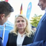 Hallan material nazi al registrar la casa de un colaborador de la candidata de la ultraderecha en Berlín Hallan material nazi al registrar la casa de un colaborador de la candidata de la ultraderecha en Berlín