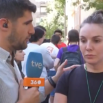 Inés Hernand, sacada a rastras por la Policía de la concentración en casa de Maricarmen: «Estaban riéndose e insultándonos» Inés Hernand, sacada a rastras por la Policía de la concentración en casa de Maricarmen: «Estaban riéndose e insultándonos»