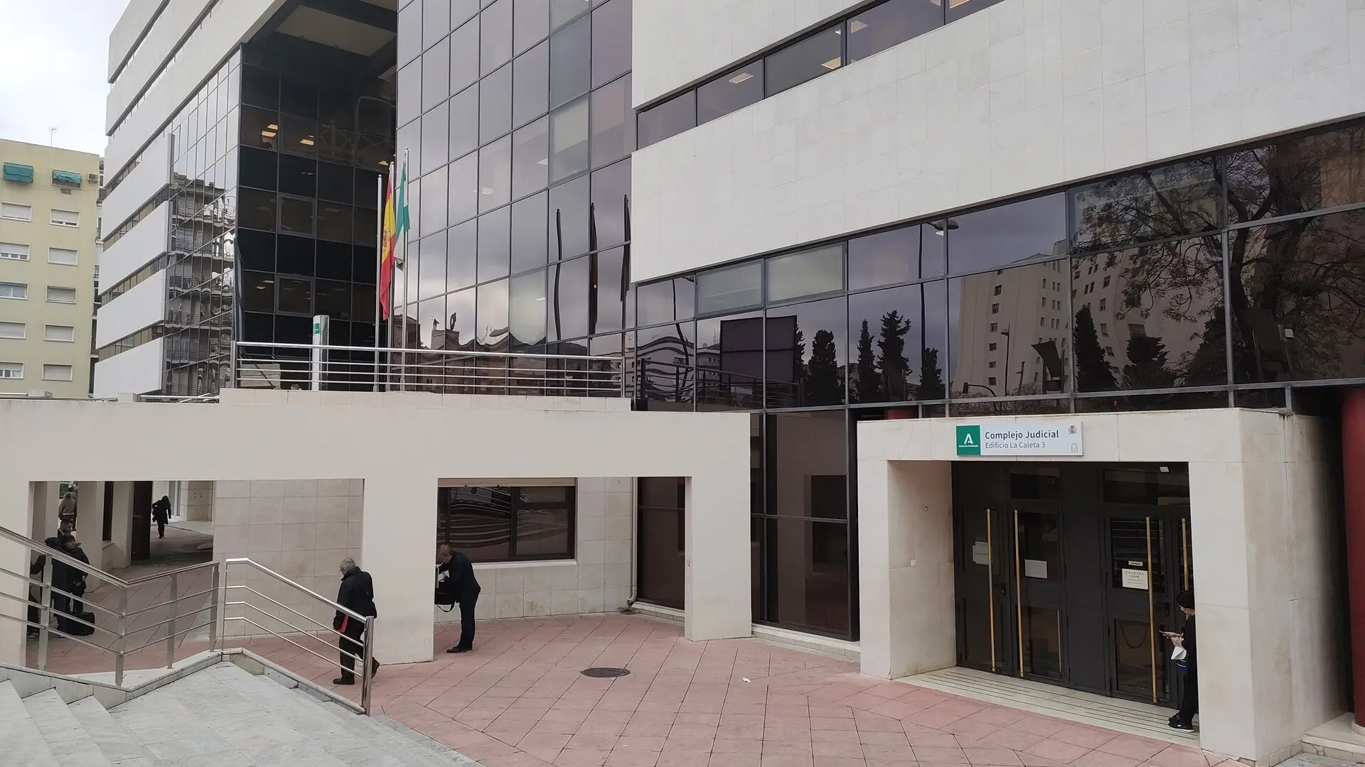 Investigados cinco médicos y cuatro teleoperadoras por la muerte de una estudiante en su piso en Granada