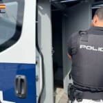 La Policía consigue que un vecino abandone la azotea de un edificio de Ávila tras más de cinco horas de negociación La Policía consigue que un vecino abandone la azotea de un edificio de Ávila tras más de cinco horas de negociación